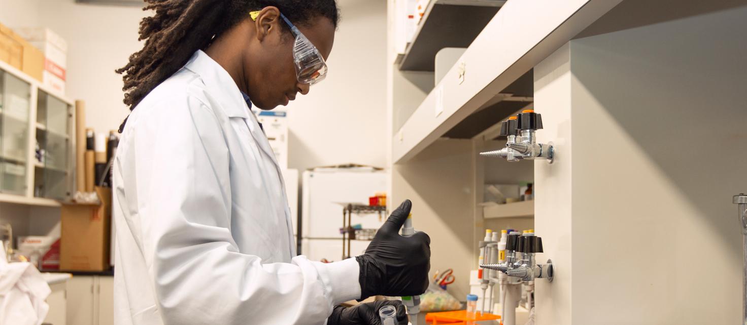 MSc PharmSci student Julian Gilmore working in Dr. Bendayan's lab