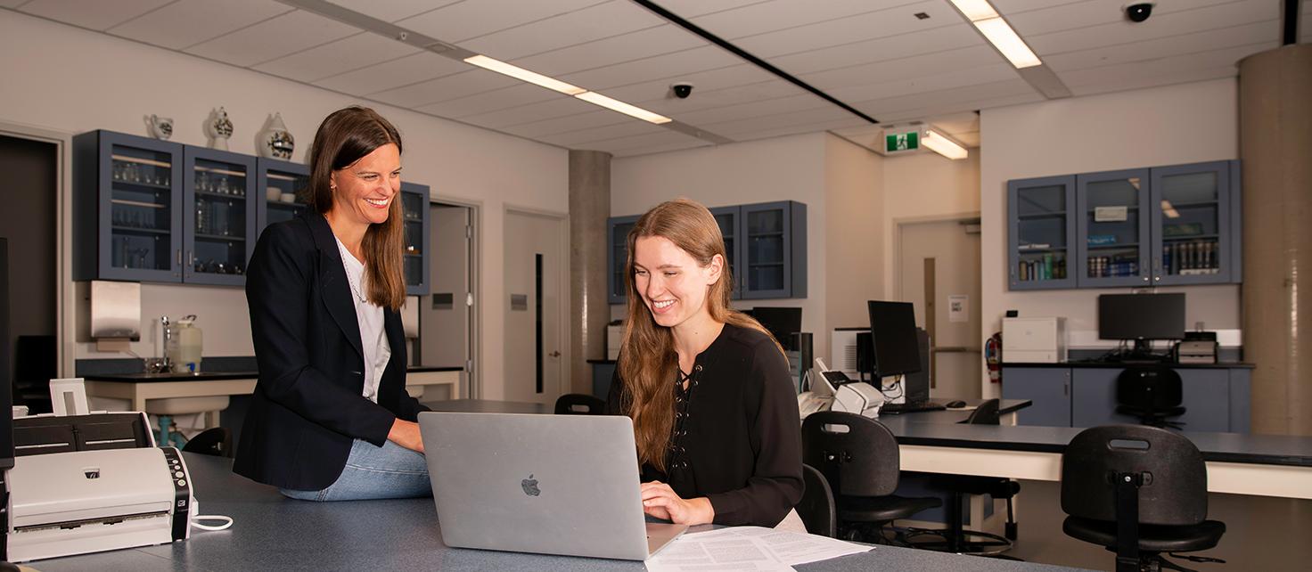 Photo of Assistant Professor Naomi Steenhof and PharmD student Viktoriya Bardal