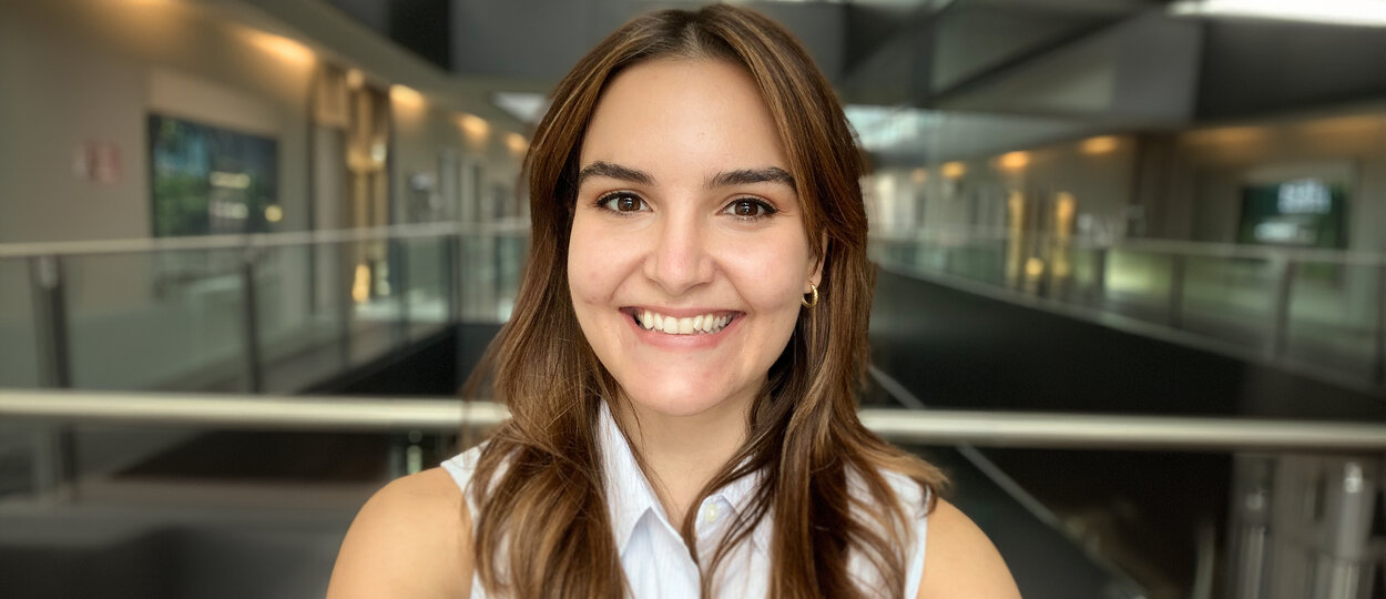 Portrait of PhD graduate Valerie Facca in Leslie Dan Faculty of Pharmacy building