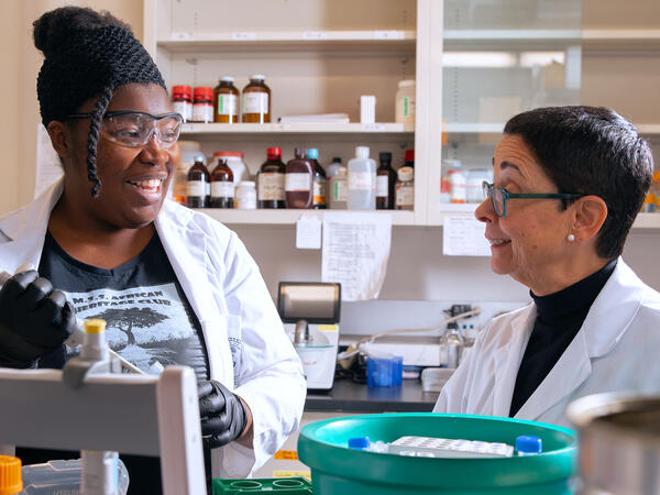 PhD student Teresa Bennett and Professor Reina Bendayan working together in the Bendayan Lab