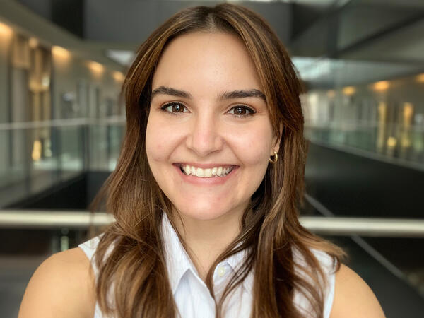 Portrait of PhD graduate Valerie Facca in Leslie Dan Faculty of Pharmacy building