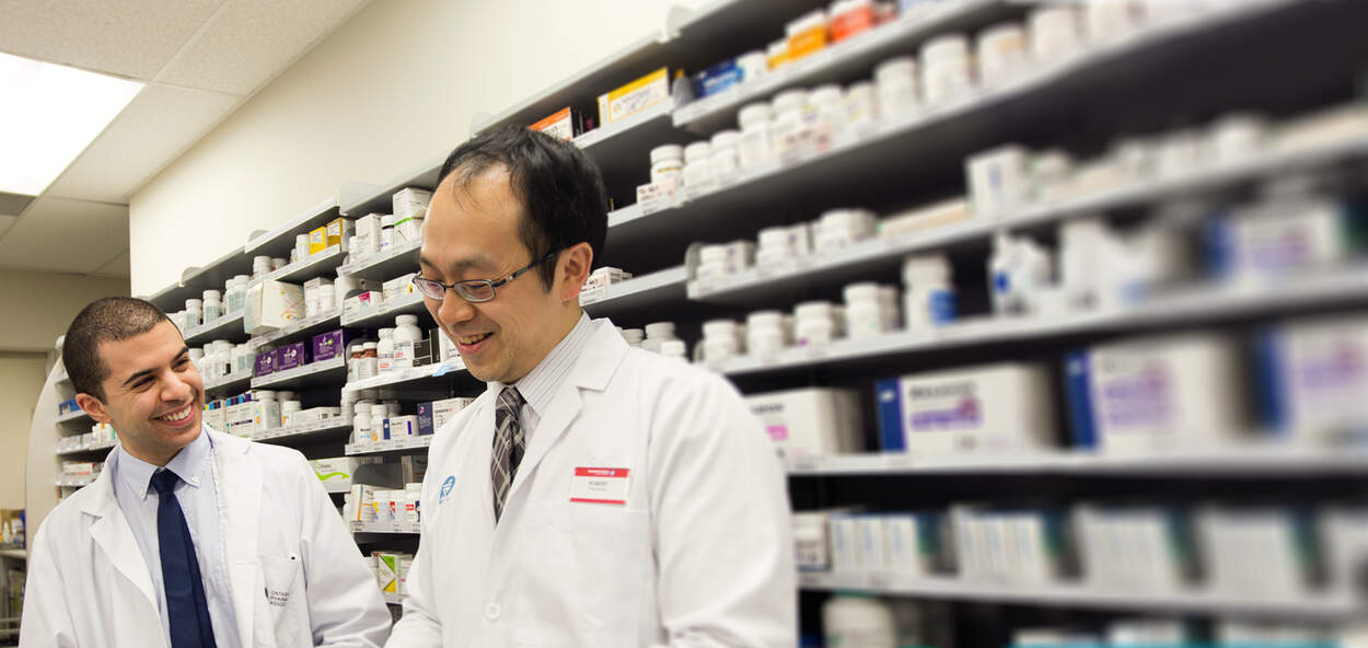 PharmD Banner Fourth Year PharmD Student in discussion with pharmacy preceptor while on a rotation.