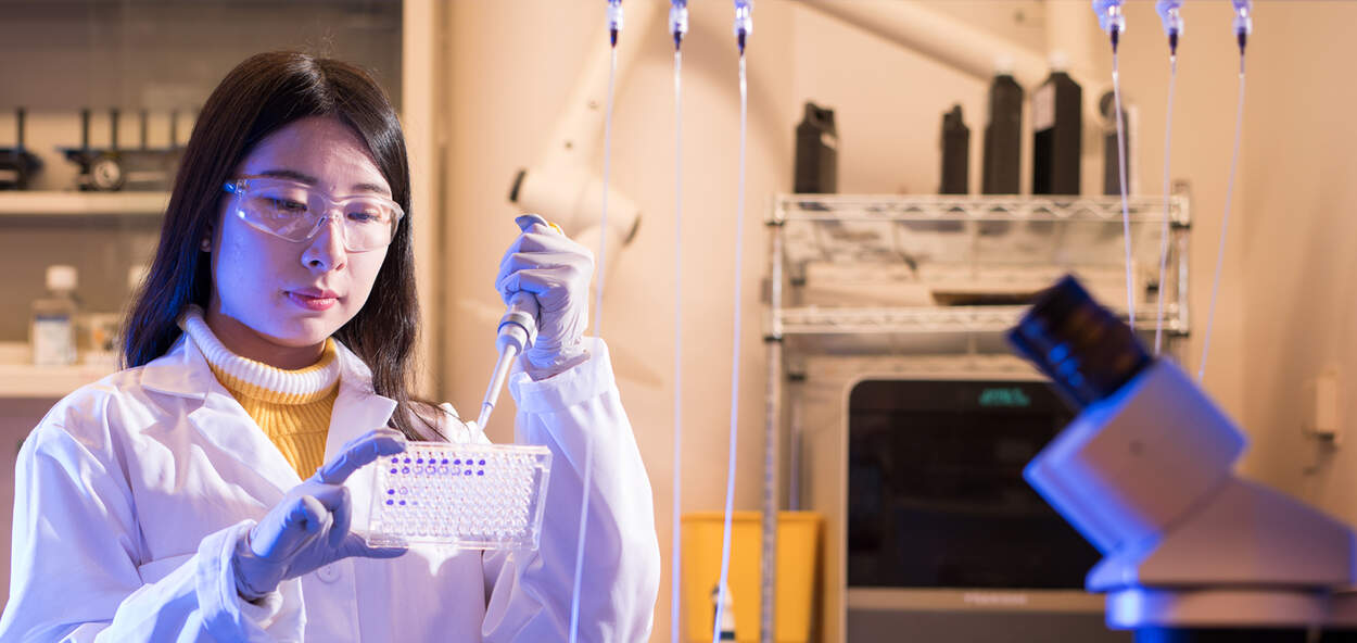 Pharmaceutical Sciences Graduate Student Gloria Hu working in the Kelley Lab Pharmaceutical Sciences Graduate Student Gloria Hu working in the Kelley Lab