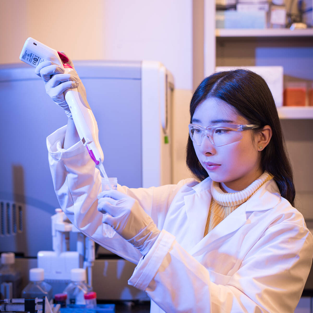 Gloria Hu in lab